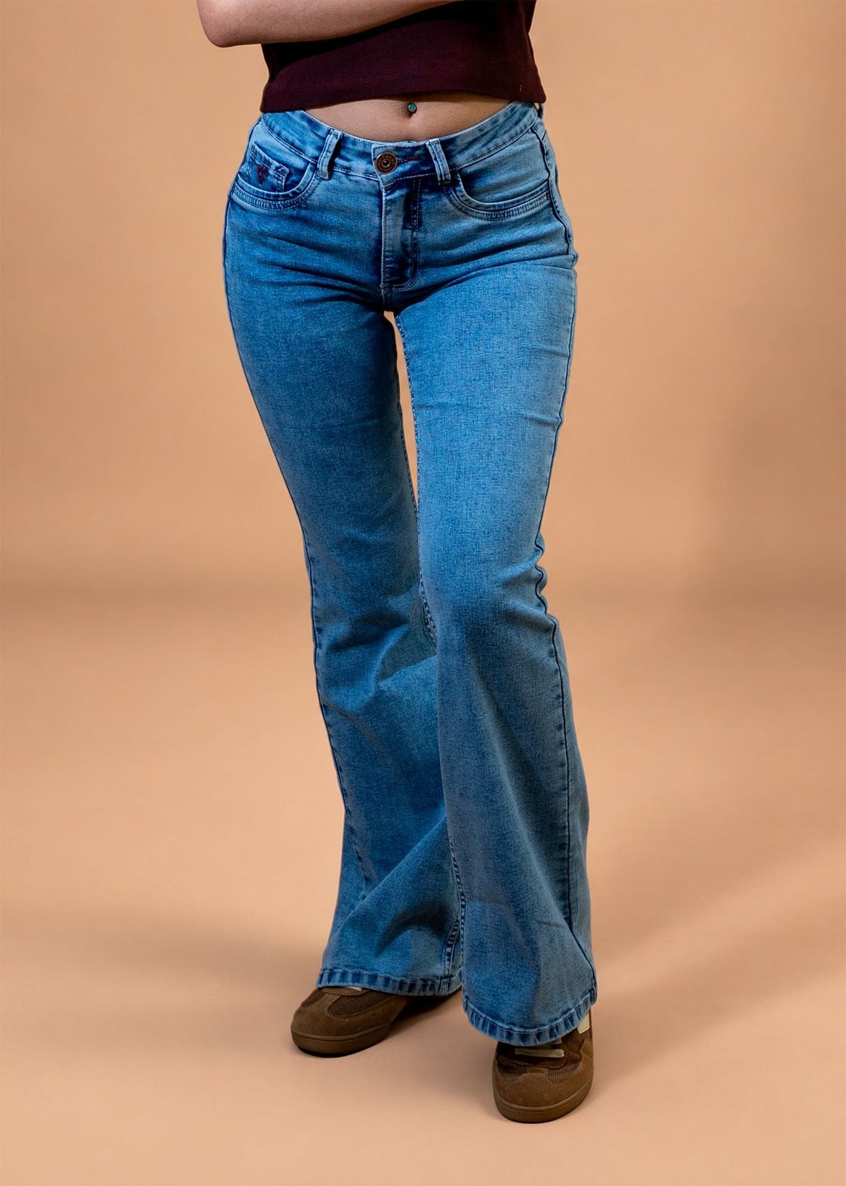 Jeans Angel Flare Bordado Alas Lavado Light Cacao