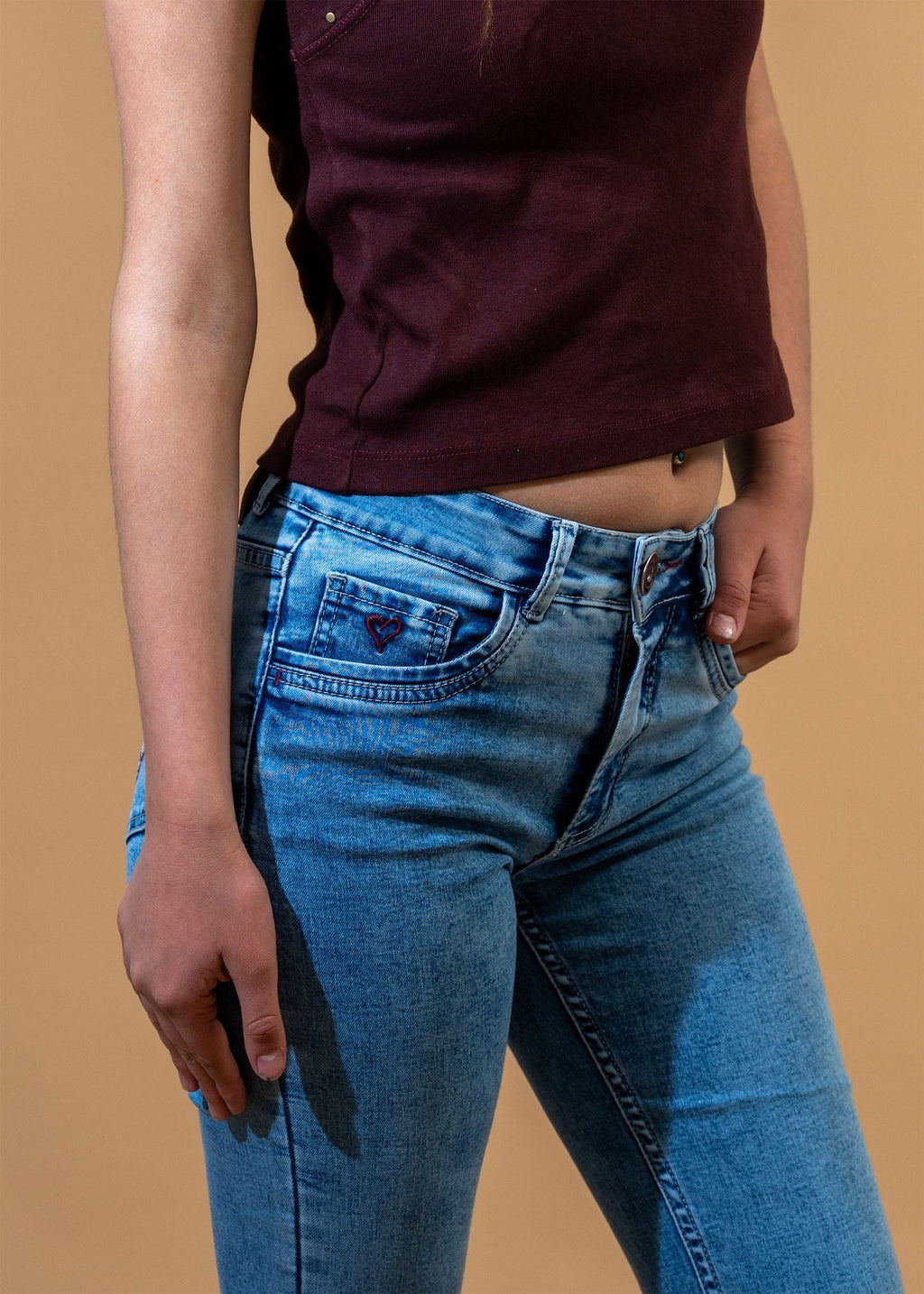Jeans Angel Flare Bordado Alas Lavado Light Cacao