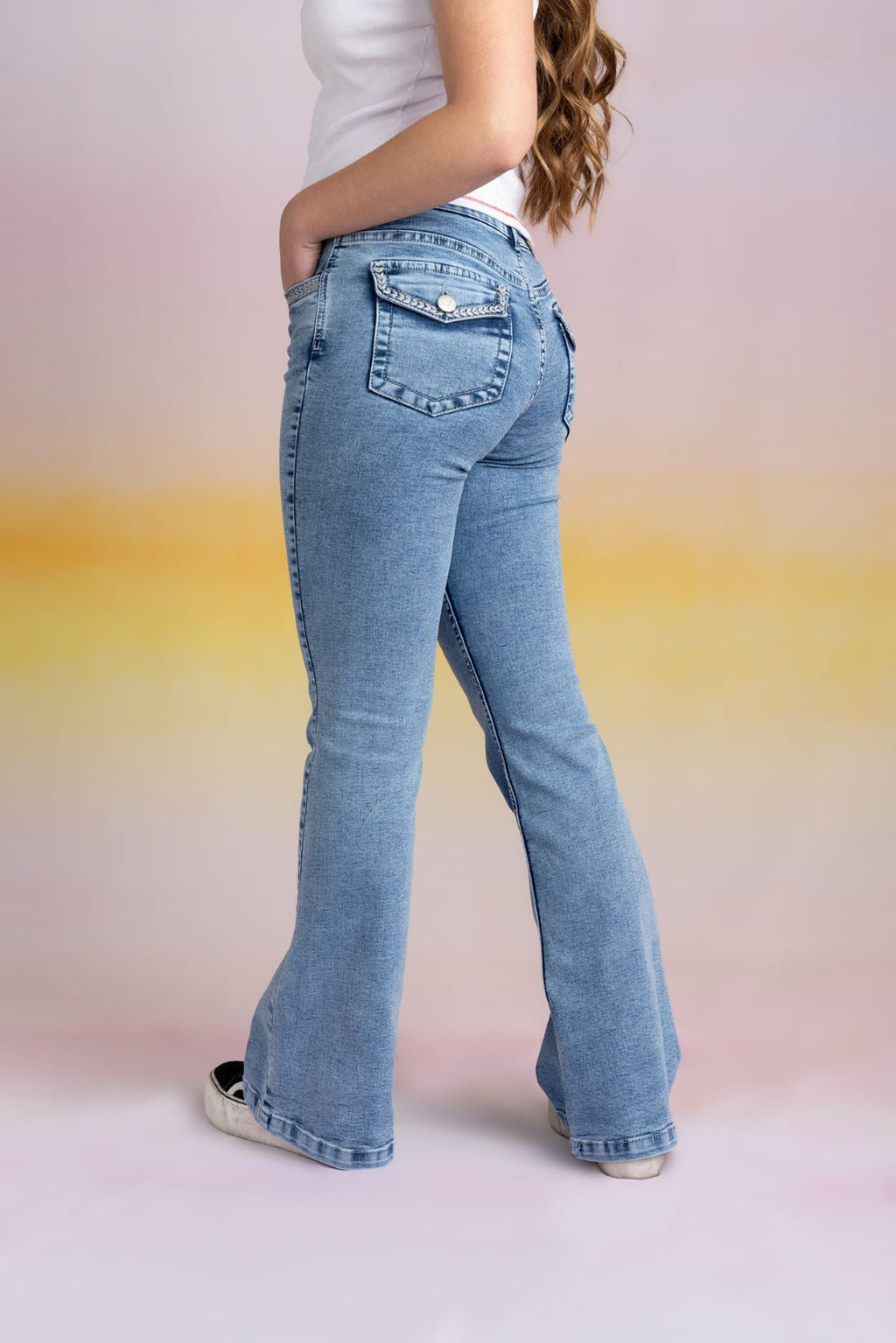 Jeans Elcira Flare Bordado Contorno Bolsillos Azul Cacao