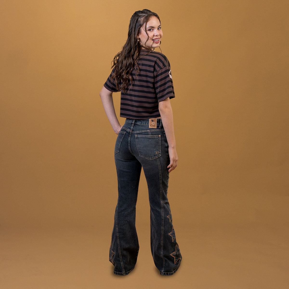 Jeans Flama Black Flare Cortes y Bordado Estrella Cacao
