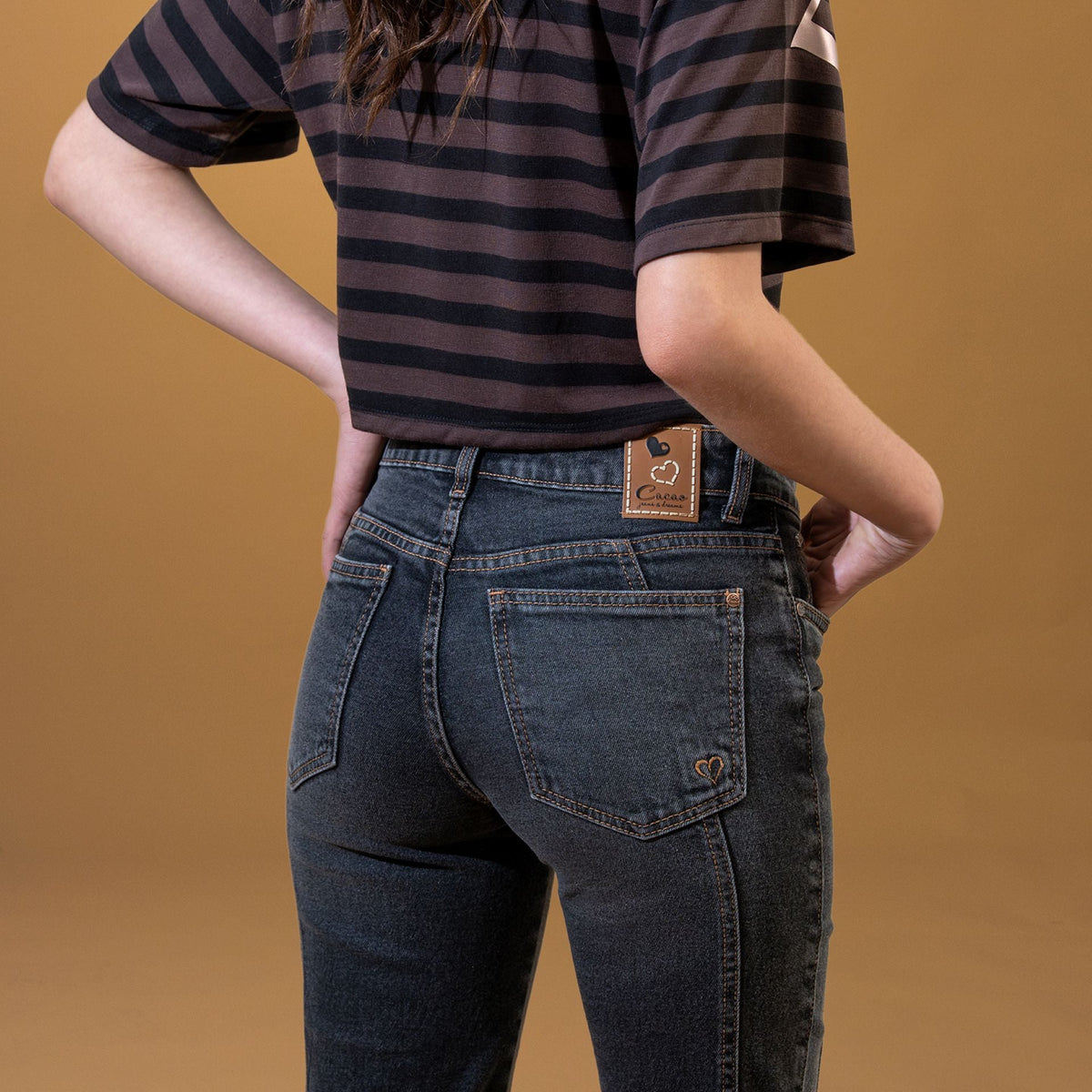 Jeans Flama Black Flare Cortes y Bordado Estrella Cacao