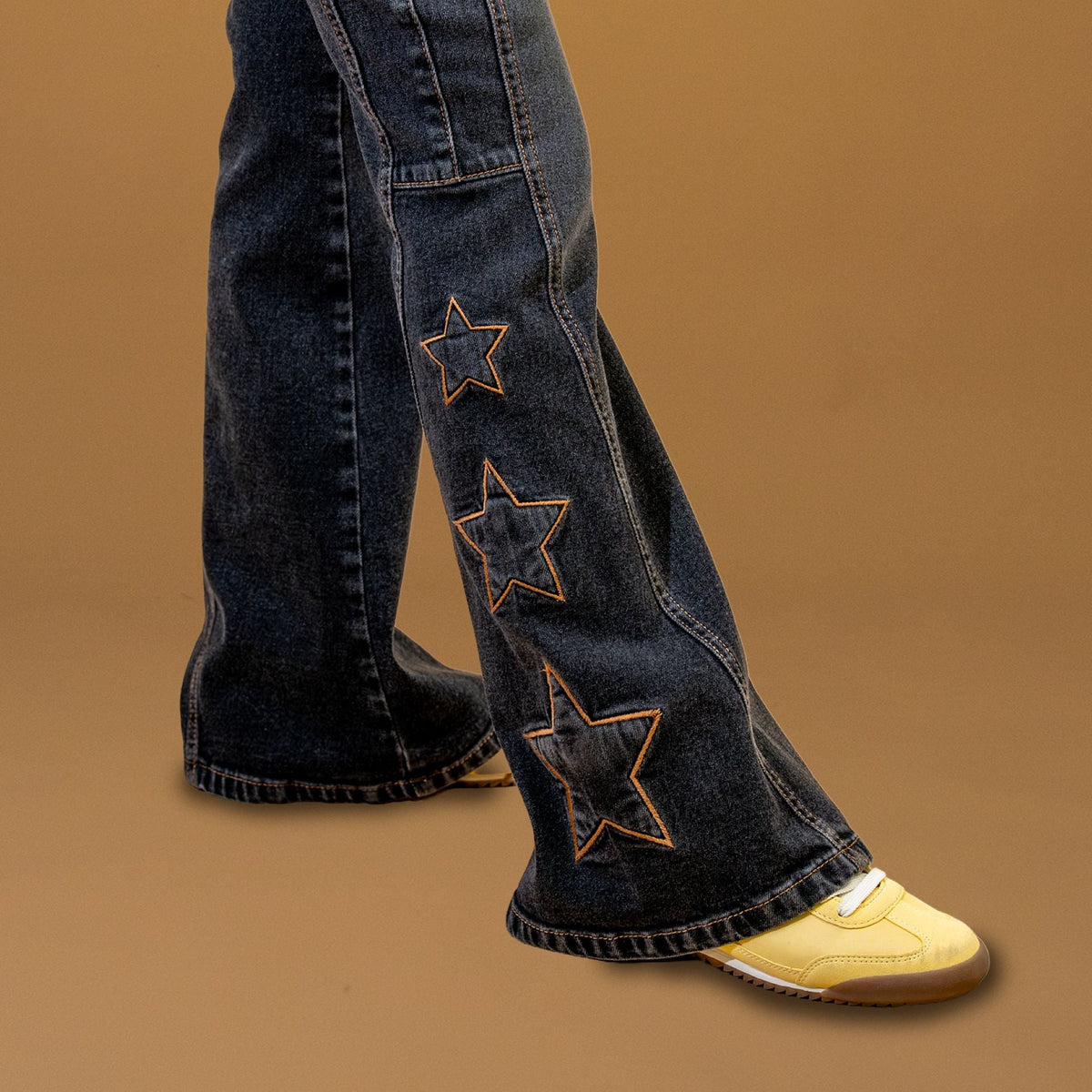 Jeans Flama Black Flare Cortes y Bordado Estrella Cacao