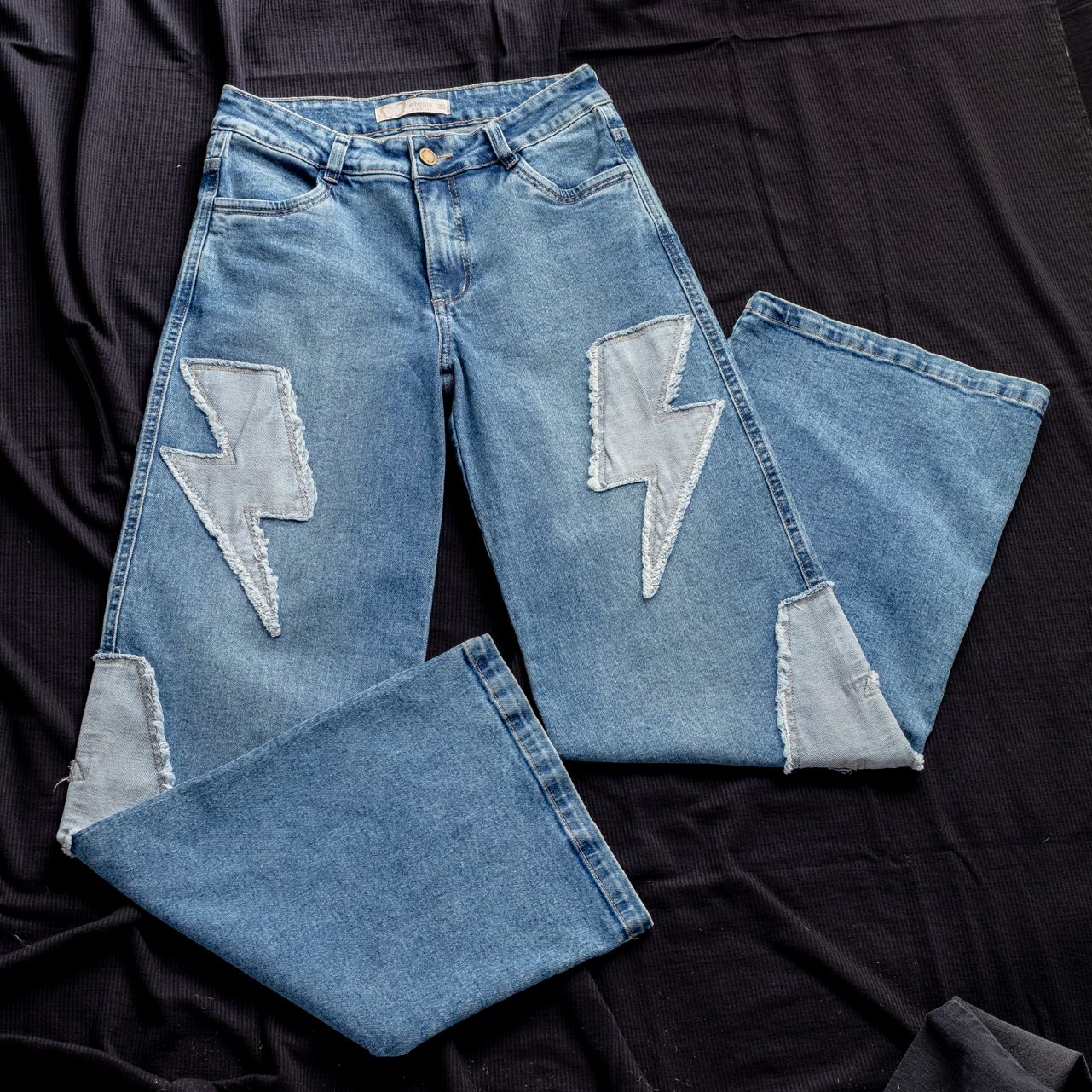Jeans Cher Wide Parche Rayos Revéz Tela Azul Efesis