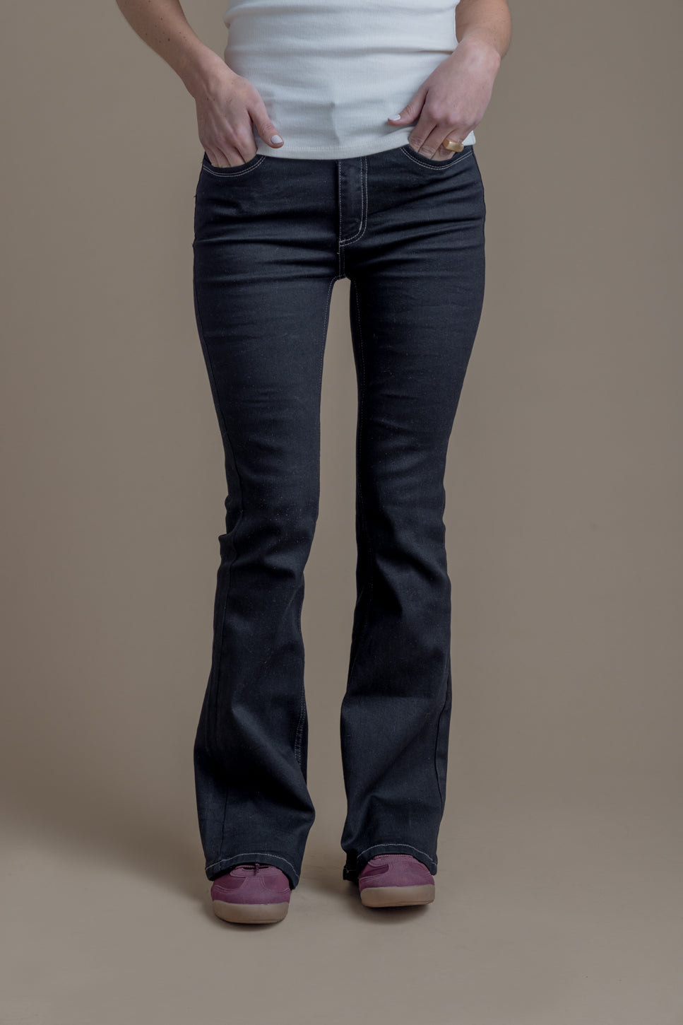 Jeans Feel Flare Hilo Contratono Tapetas Bolsillo Negro Efesis