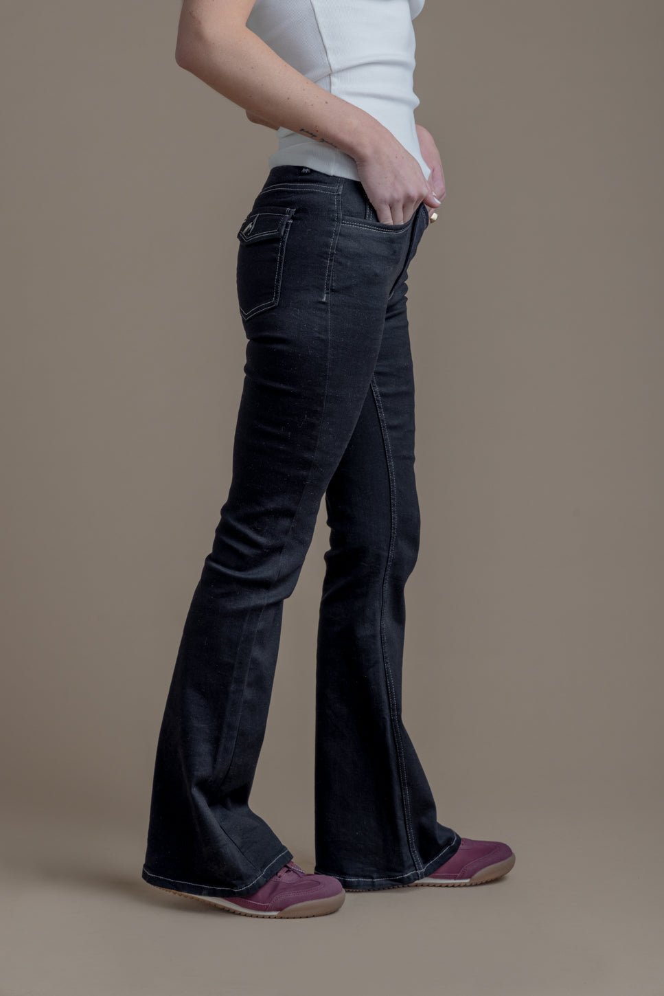 Jeans Feel Flare Hilo Contratono Tapetas Bolsillo Negro Efesis