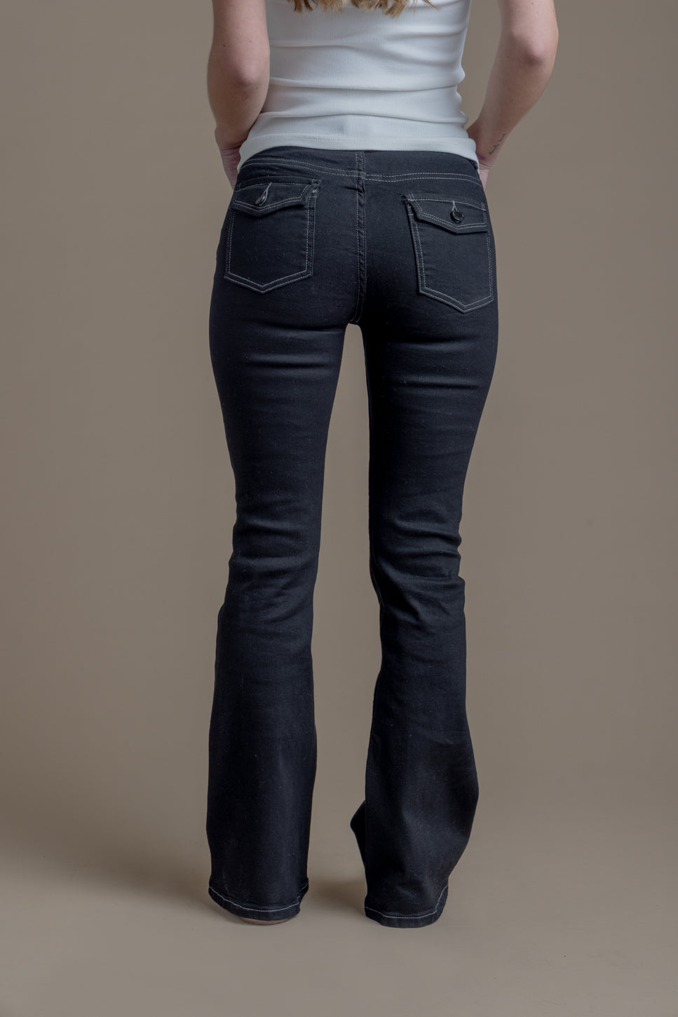 Jeans Feel Flare Hilo Contratono Tapetas Bolsillo Negro Efesis