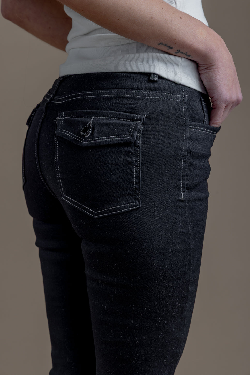 Jeans Feel Flare Hilo Contratono Tapetas Bolsillo Negro Efesis