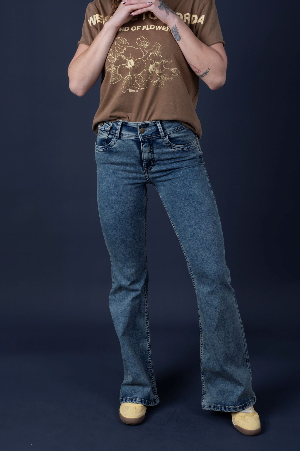 Jeans Lucas Flare Sobreteñido y Bordado Encaje Azul Efesis