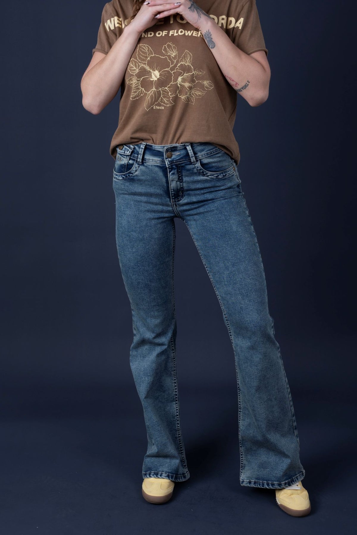 Jeans Lucas Flare Sobreteñido y Bordado Encaje Azul Efesis