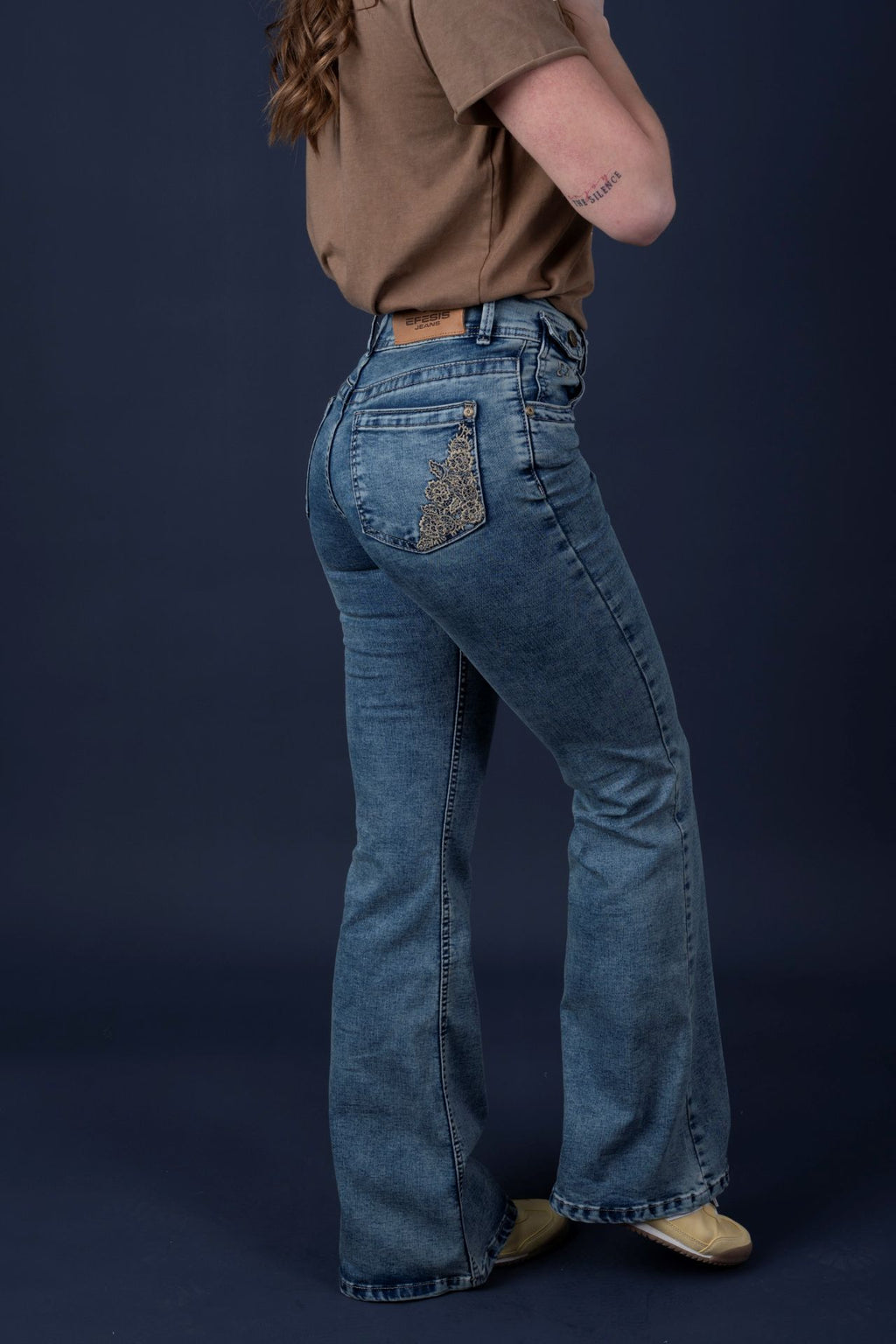 Jeans Lucas Flare Sobreteñido y Bordado Encaje Azul Efesis