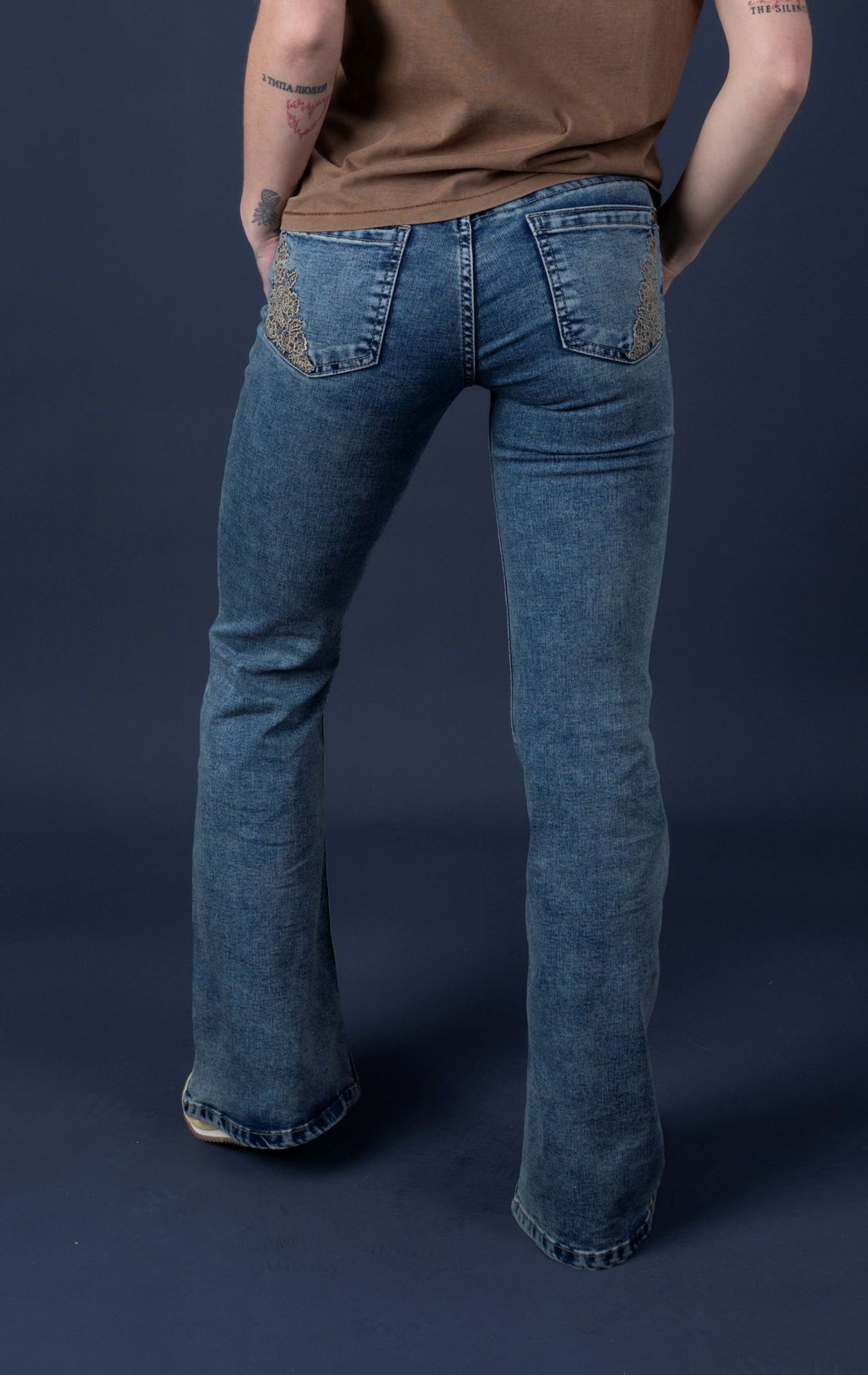 Jeans Lucas Flare Sobreteñido y Bordado Encaje Azul Efesis