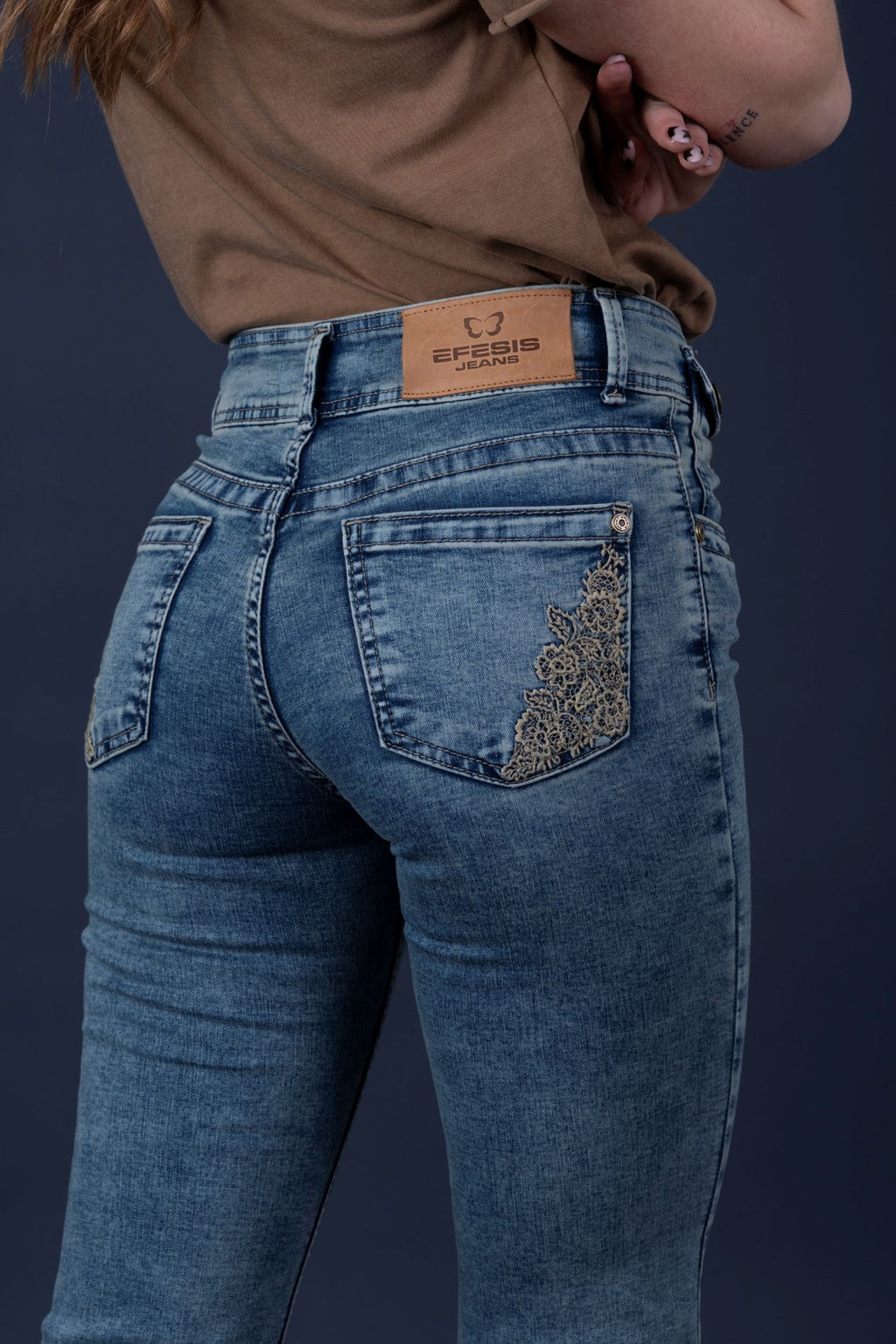 Jeans Lucas Flare Sobreteñido y Bordado Encaje Azul Efesis