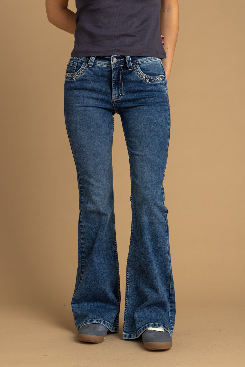 Jeans Calabria Flare Bordado Bocas Bolsiloo Azul Efesis