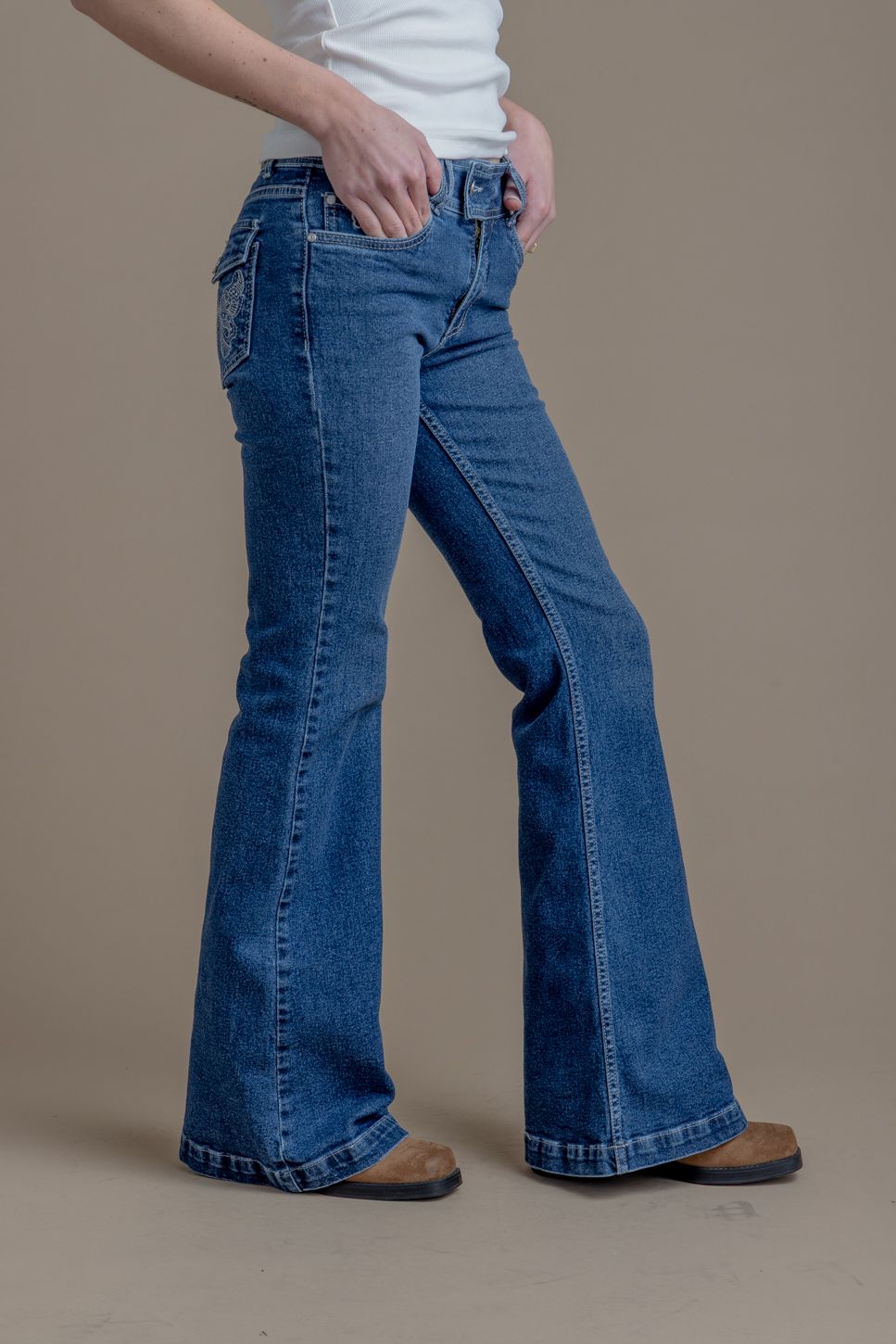 Jeans Filippa Flare Bordado Mariposas Bolsillo Azul Efesis