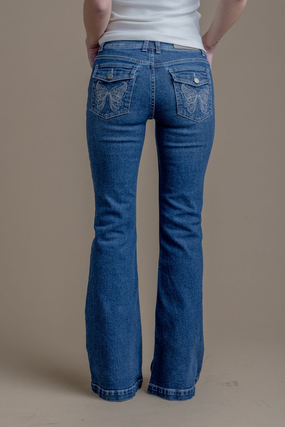 Jeans Filippa Flare Bordado Mariposas Bolsillo Azul Efesis