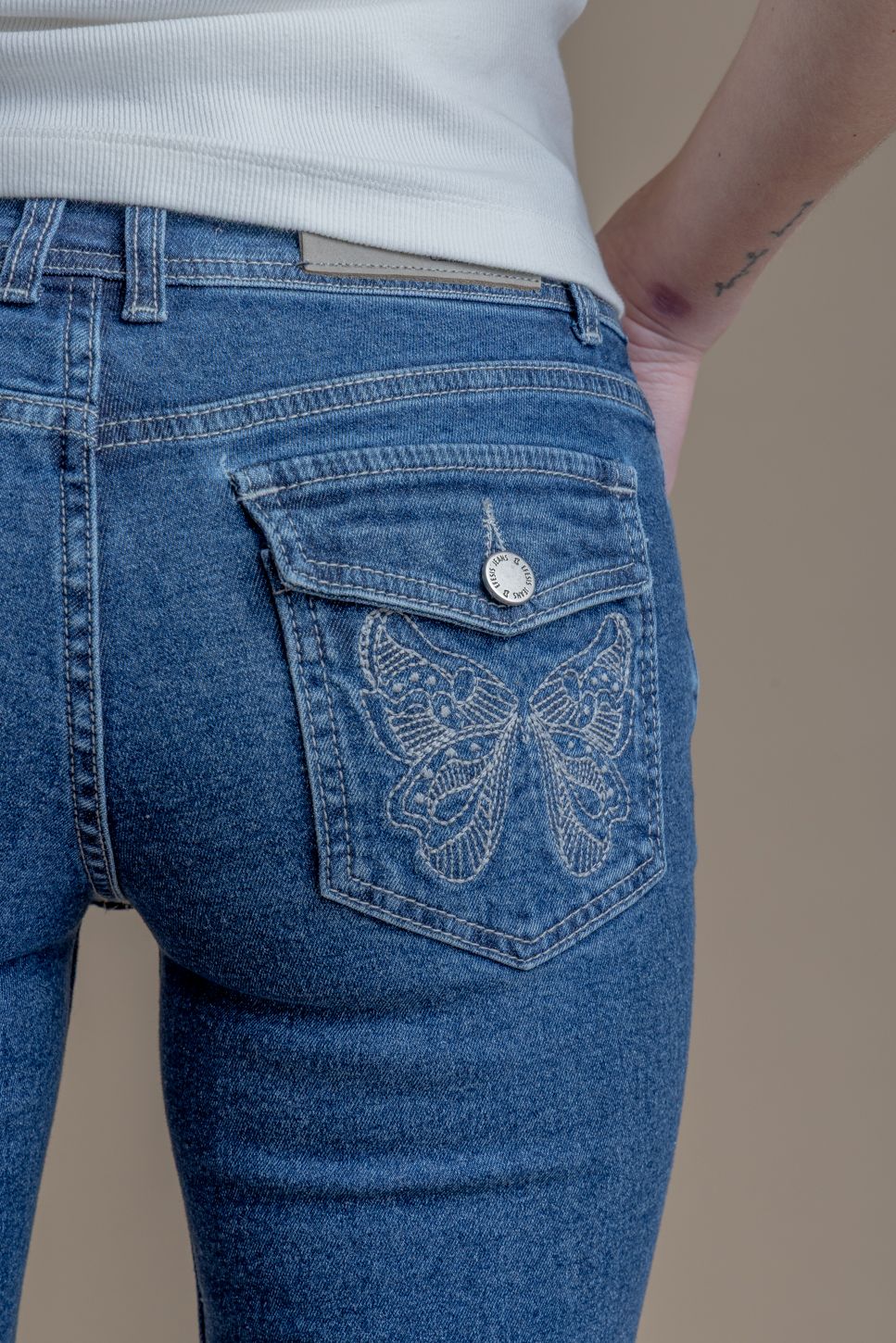 Jeans Filippa Flare Bordado Mariposas Bolsillo Azul Efesis