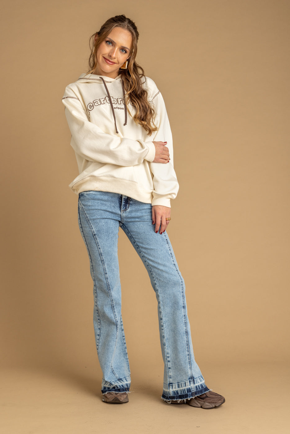 Jeans Emilia Flare Corte Curvo y Basta Descosida Azul Efesis