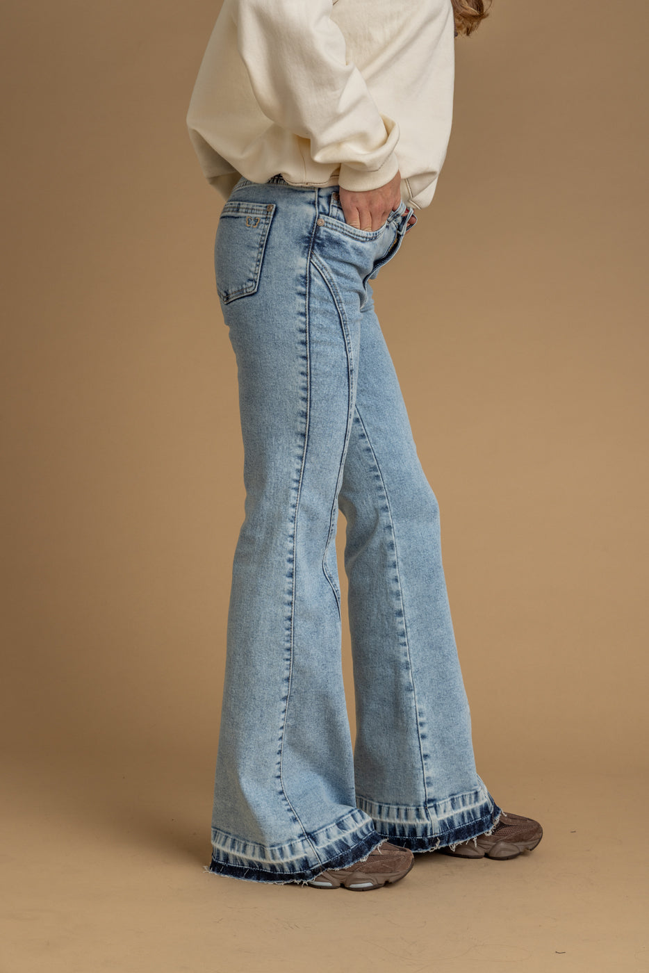 Jeans Emilia Flare Corte Curvo y Basta Descosida Azul Efesis