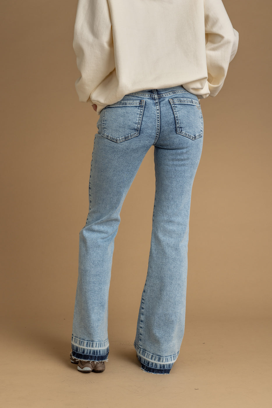 Jeans Emilia Flare Corte Curvo y Basta Descosida Azul Efesis