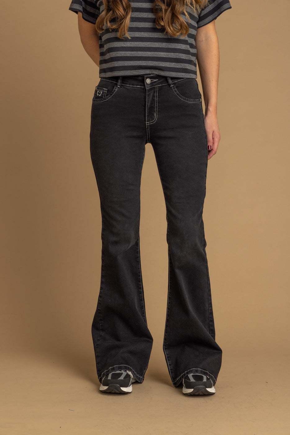 Jeans Wings Black Flare Bordado Alas Bolsillo Trasero Efesis