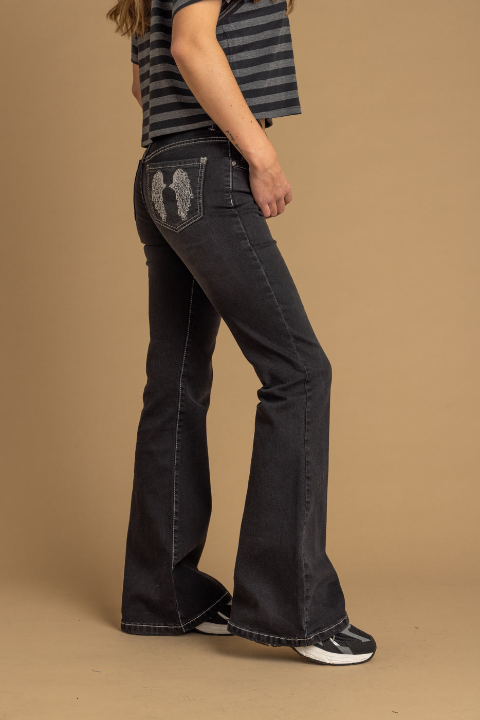Jeans Wings Black Flare Bordado Alas Bolsillo Trasero Efesis