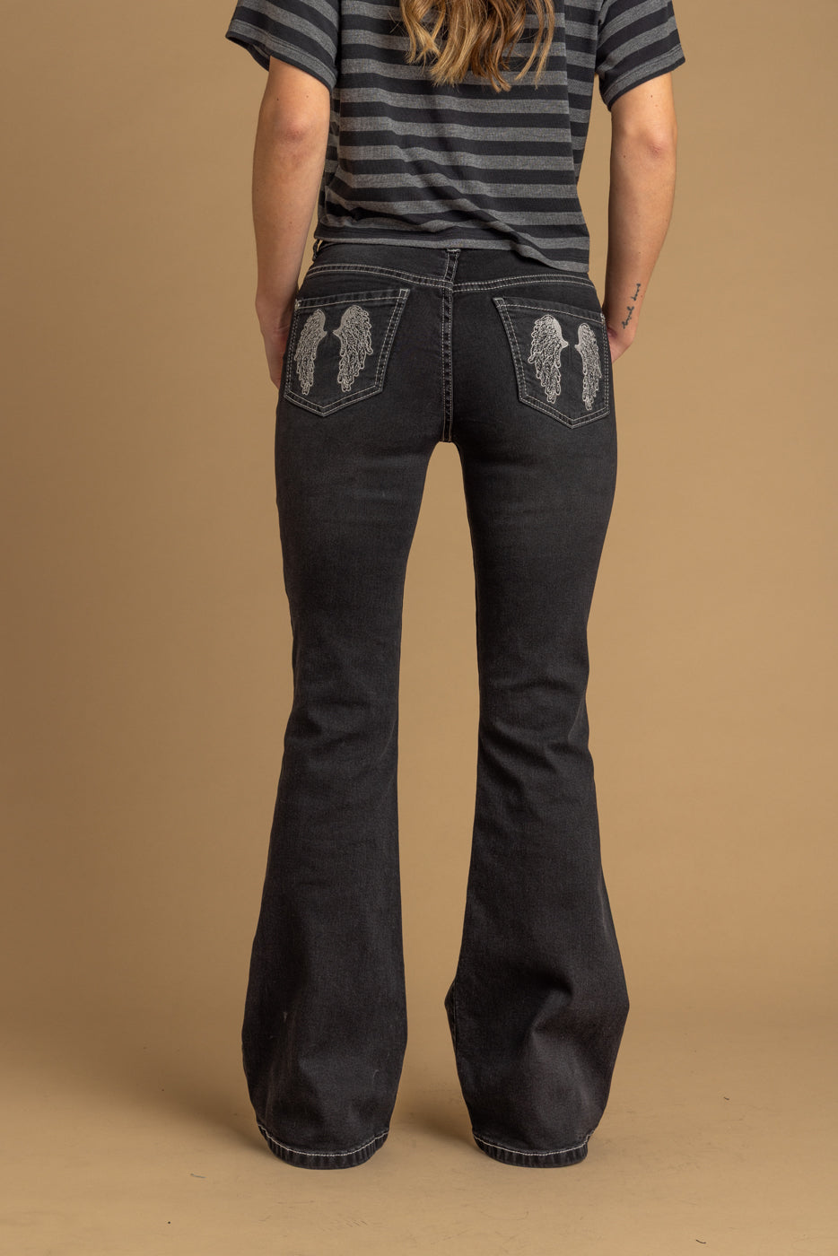 Jeans Wings Black Flare Bordado Alas Bolsillo Trasero Efesis