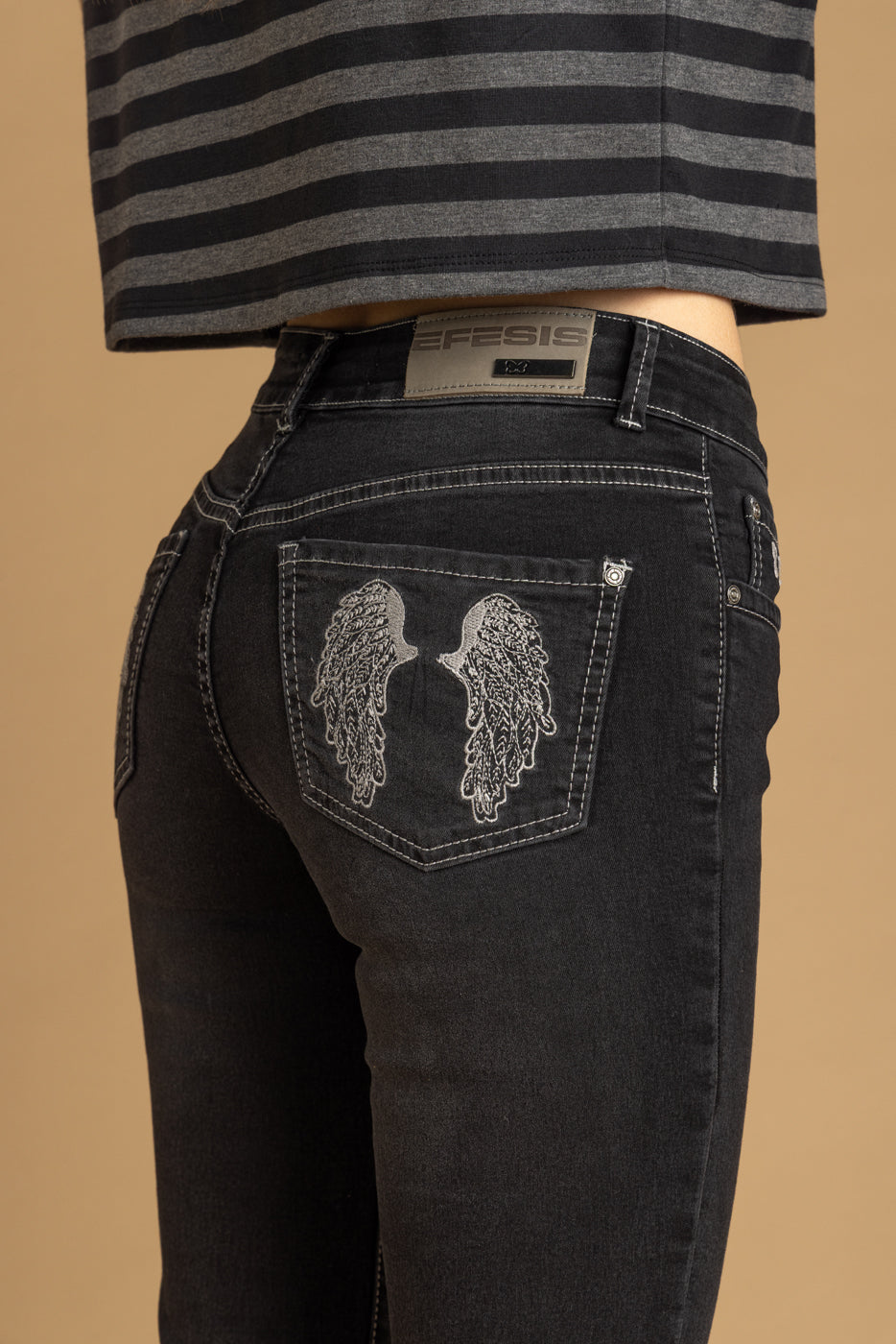 Jeans Wings Black Flare Bordado Alas Bolsillo Trasero Efesis