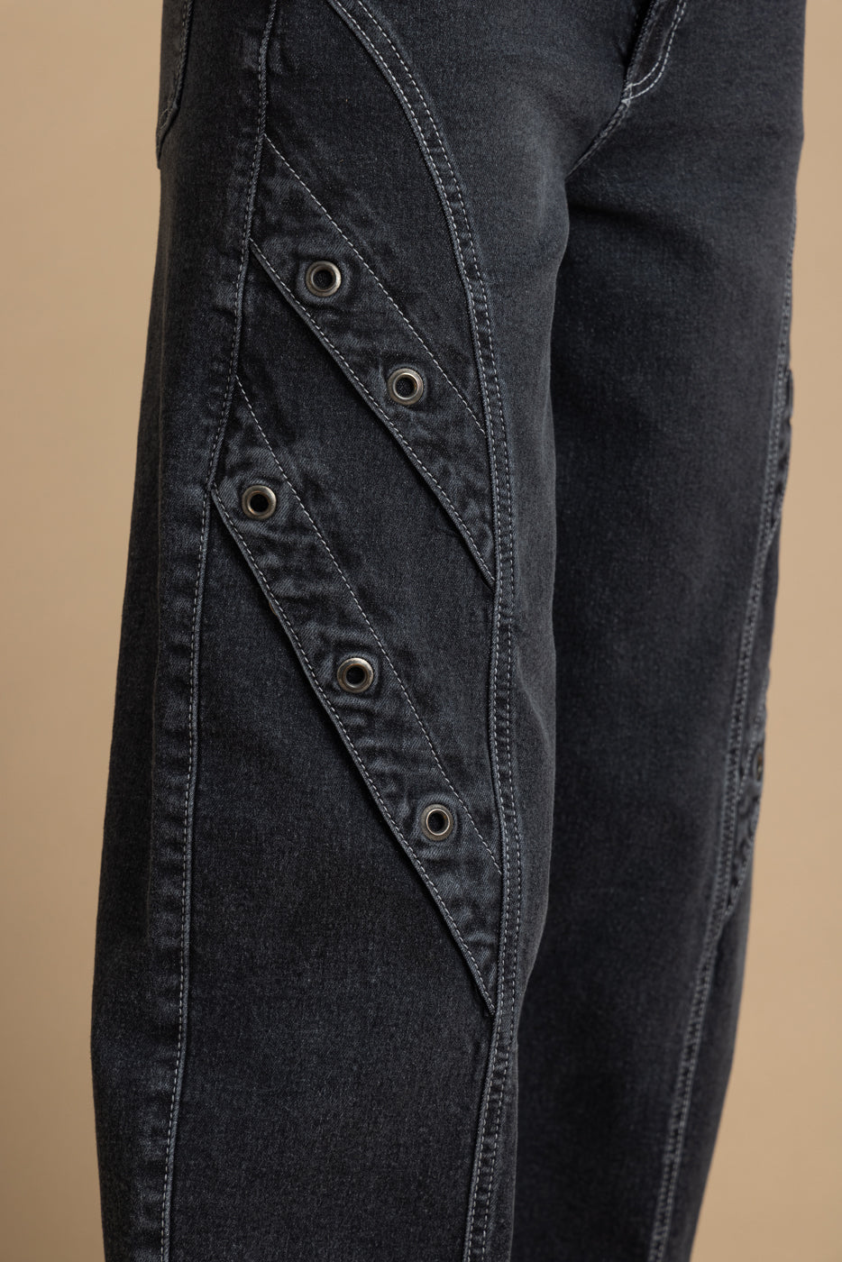 Jeans Rigel Balloon Alforja y Ojetillos Negro Efesis