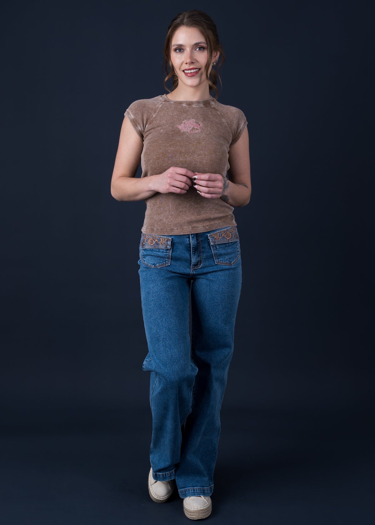 Jeans Lorenza Wide Bolsillo con Tapetas y Bordado Azul Efesis