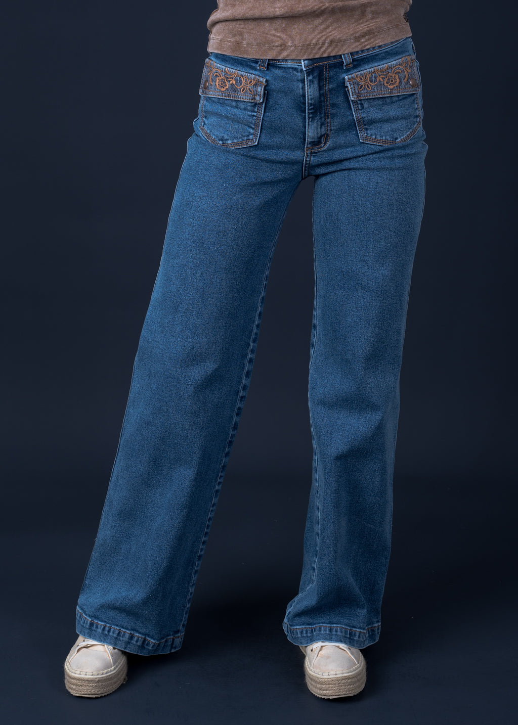 Jeans Lorenza Wide Bolsillo con Tapetas y Bordado Azul Efesis