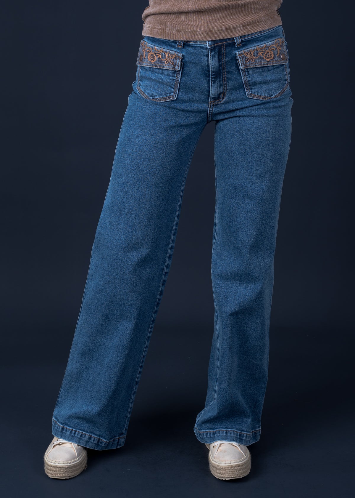 Jeans Lorenza Wide Bolsillo con Tapetas y Bordado Azul Efesis