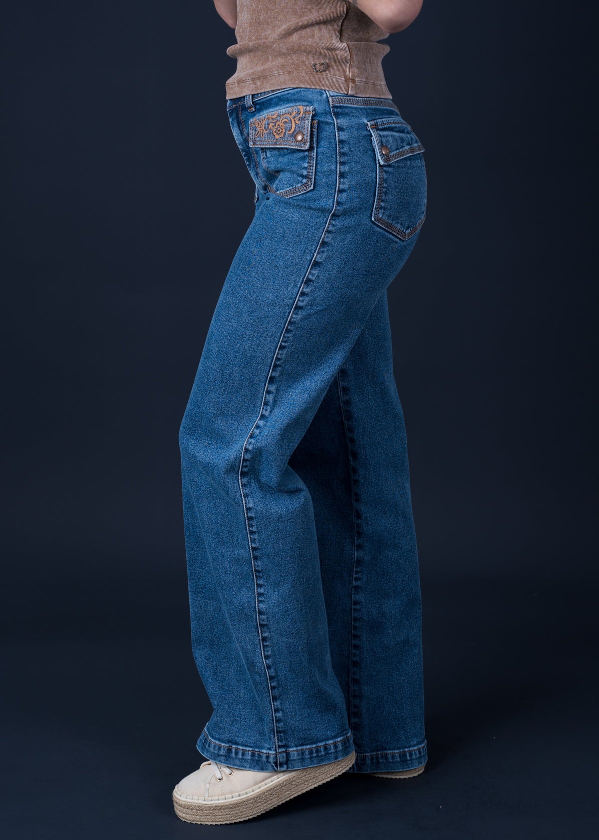 Jeans Lorenza Wide Bolsillo con Tapetas y Bordado Azul Efesis