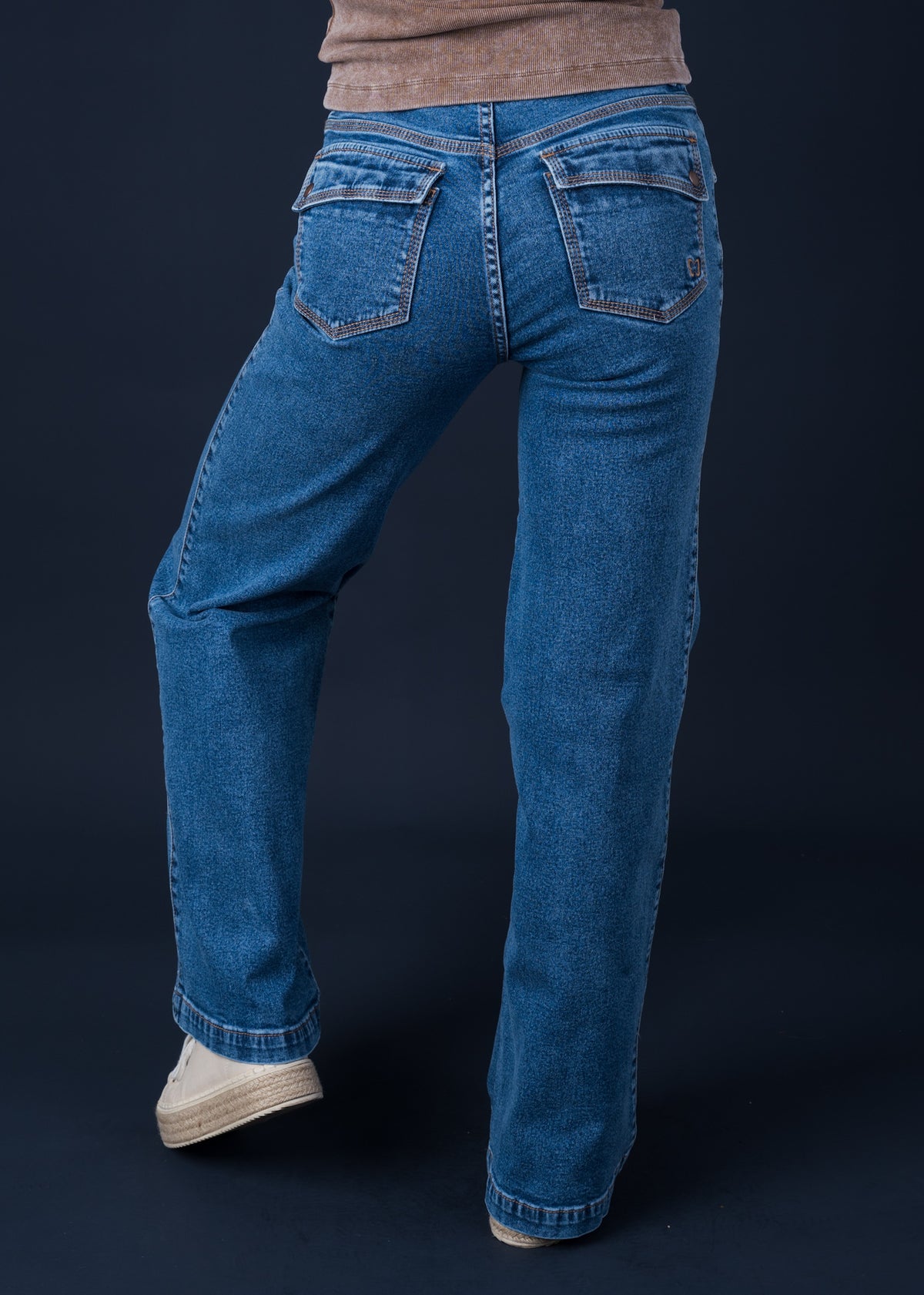 Jeans Lorenza Wide Bolsillo con Tapetas y Bordado Azul Efesis