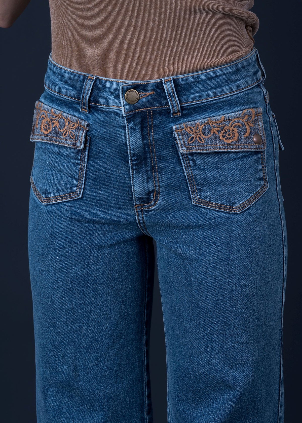 Jeans Lorenza Wide Bolsillo con Tapetas y Bordado Azul Efesis