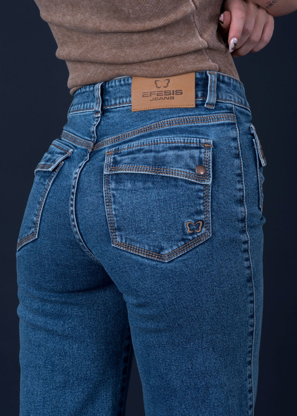 Jeans Lorenza Wide Bolsillo con Tapetas y Bordado Azul Efesis