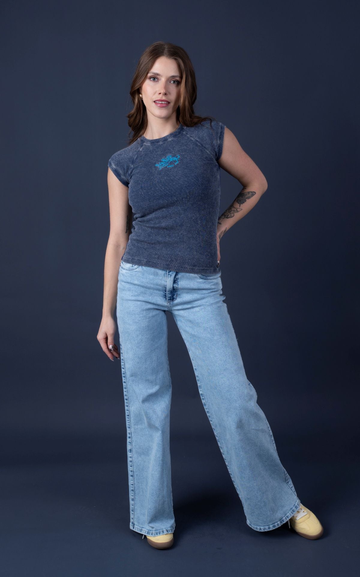 Jeans Angel Light Wide Bordado Alas Bolsillo Trasero Azul Efesis