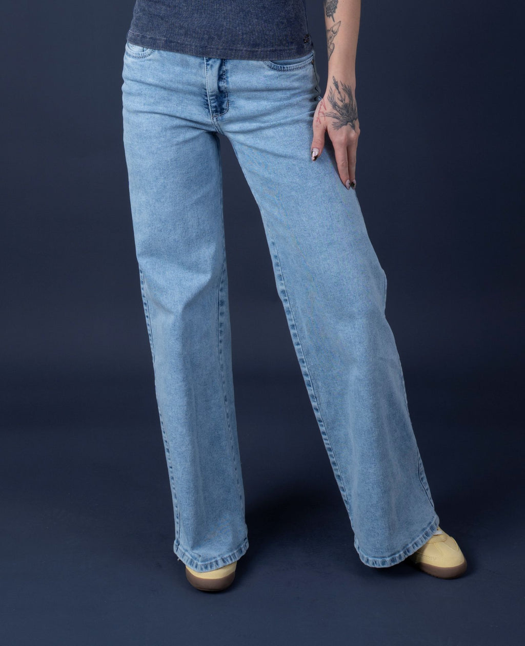 Jeans Angel Light Wide Bordado Alas Bolsillo Trasero Azul Efesis