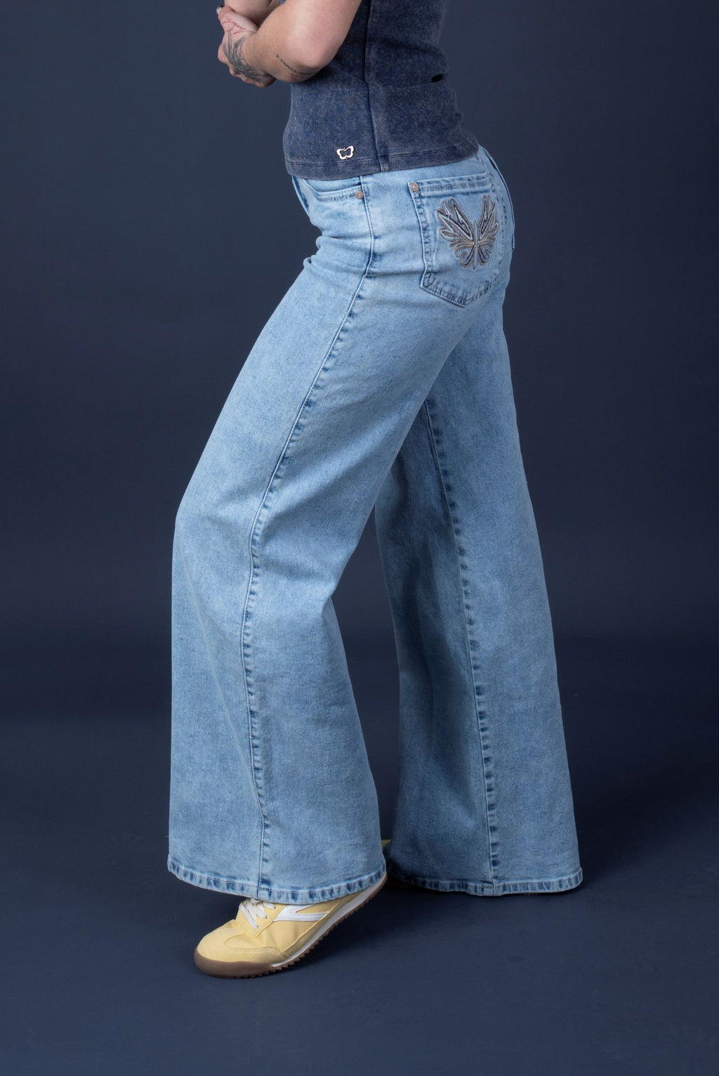 Jeans Angel Light Wide Bordado Alas Bolsillo Trasero Azul Efesis