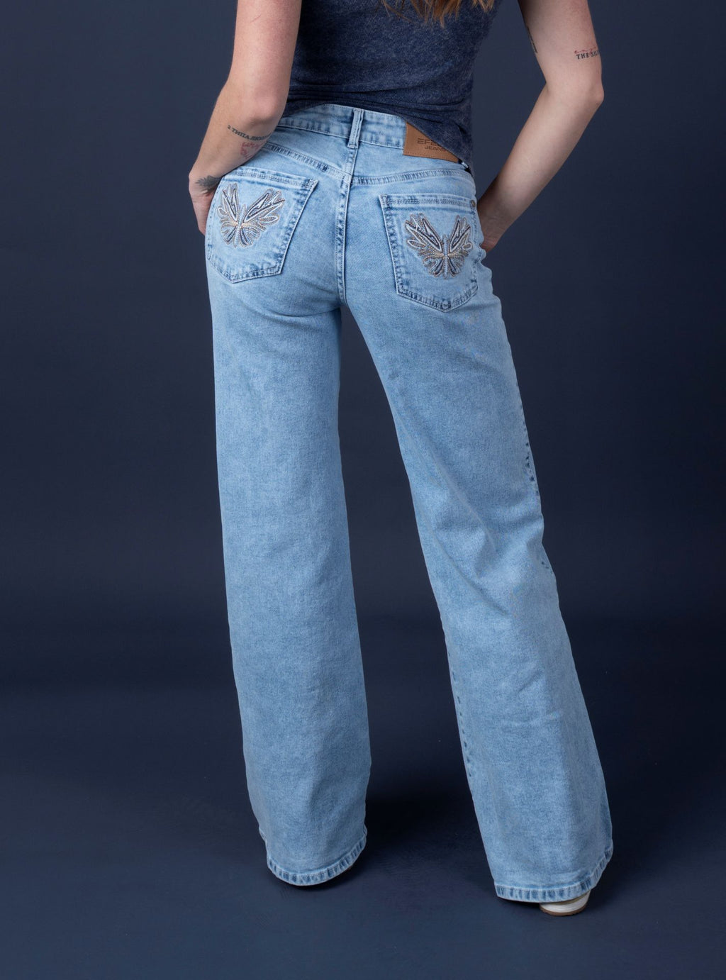 Jeans Angel Light Wide Bordado Alas Bolsillo Trasero Azul Efesis