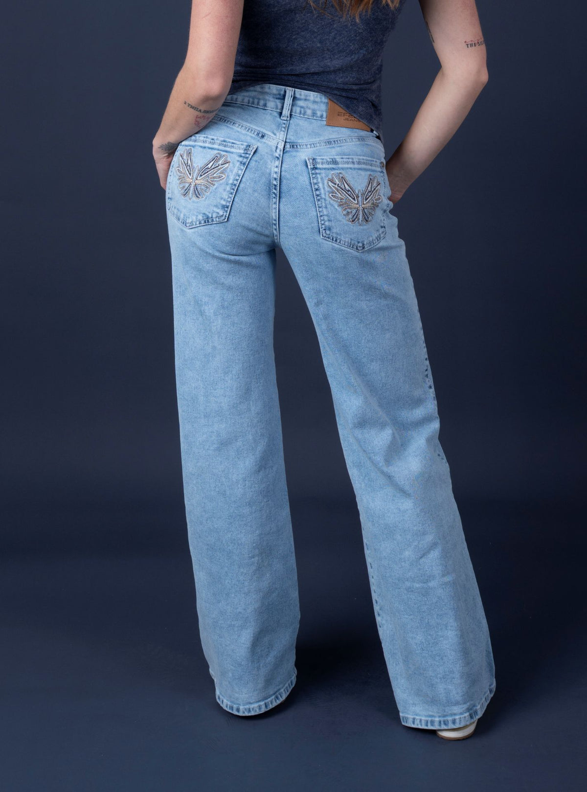 Jeans Angel Light Wide Bordado Alas Bolsillo Trasero Azul Efesis