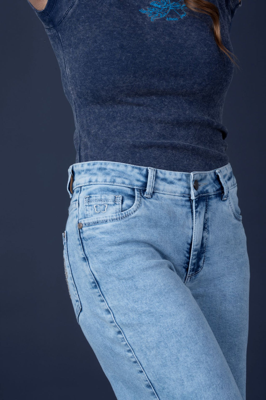 Jeans Angel Light Wide Bordado Alas Bolsillo Trasero Azul Efesis