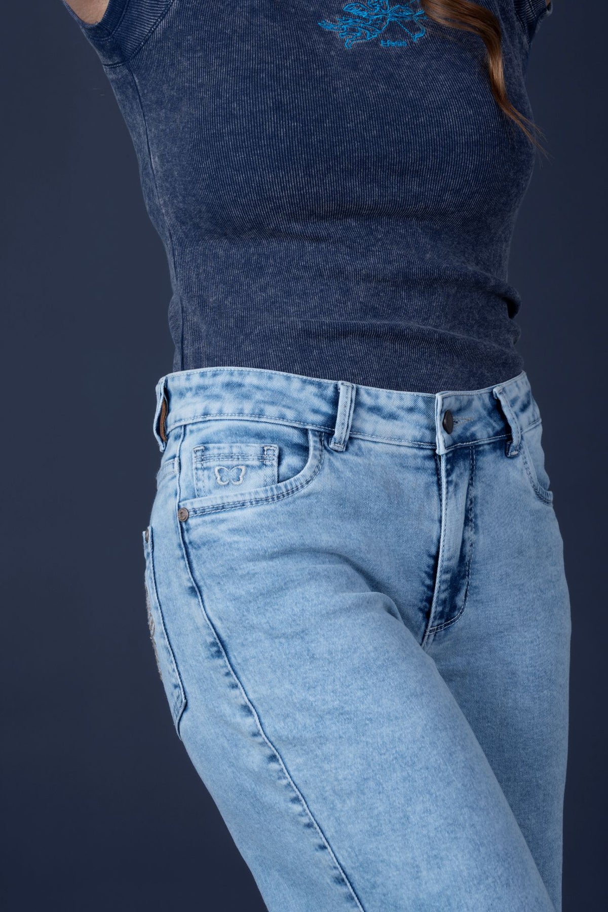 Jeans Angel Light Wide Bordado Alas Bolsillo Trasero Azul Efesis