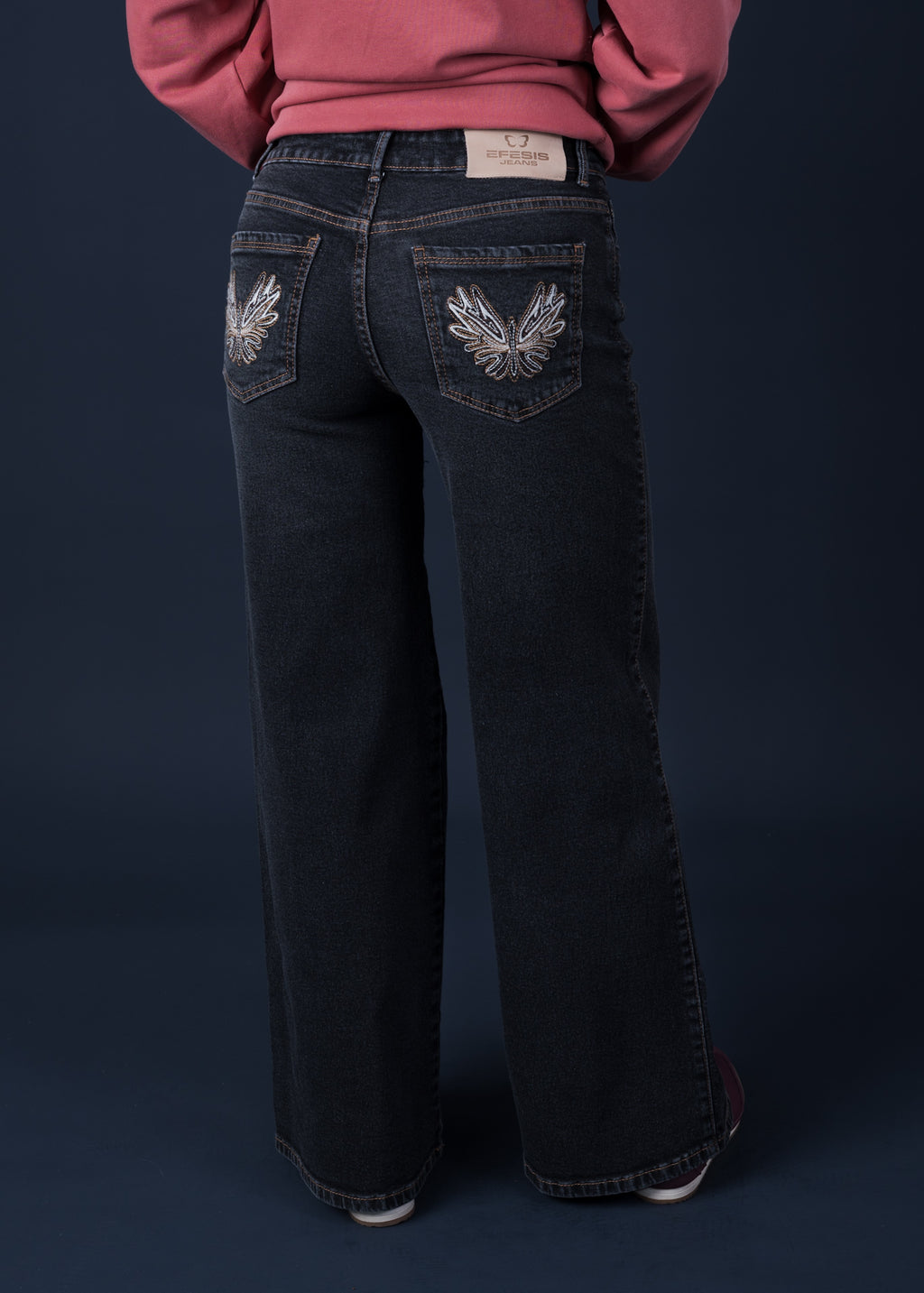 Jeans Angel Black Wide Bordado Alas Bolsillo Trasero Efesis