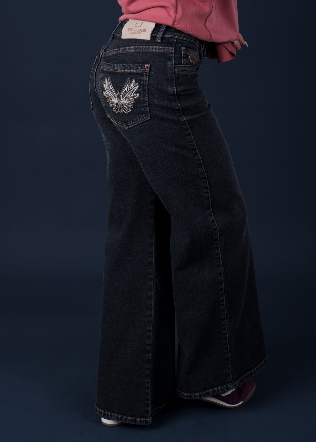 Jeans Angel Black Wide Bordado Alas Bolsillo Trasero Efesis