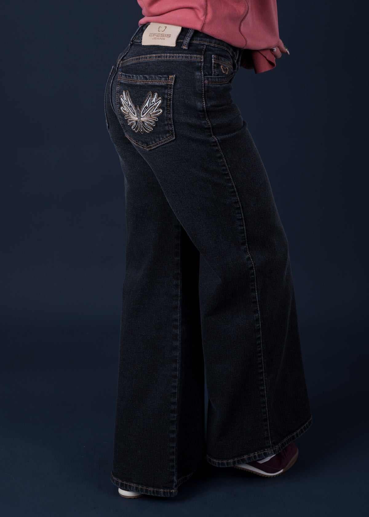Jeans Angel Black Wide Bordado Alas Bolsillo Trasero Efesis