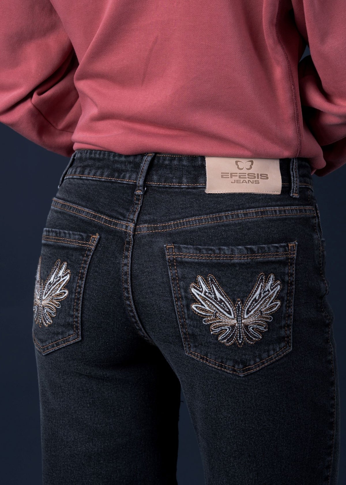Jeans Angel Black Wide Bordado Alas Bolsillo Trasero Efesis