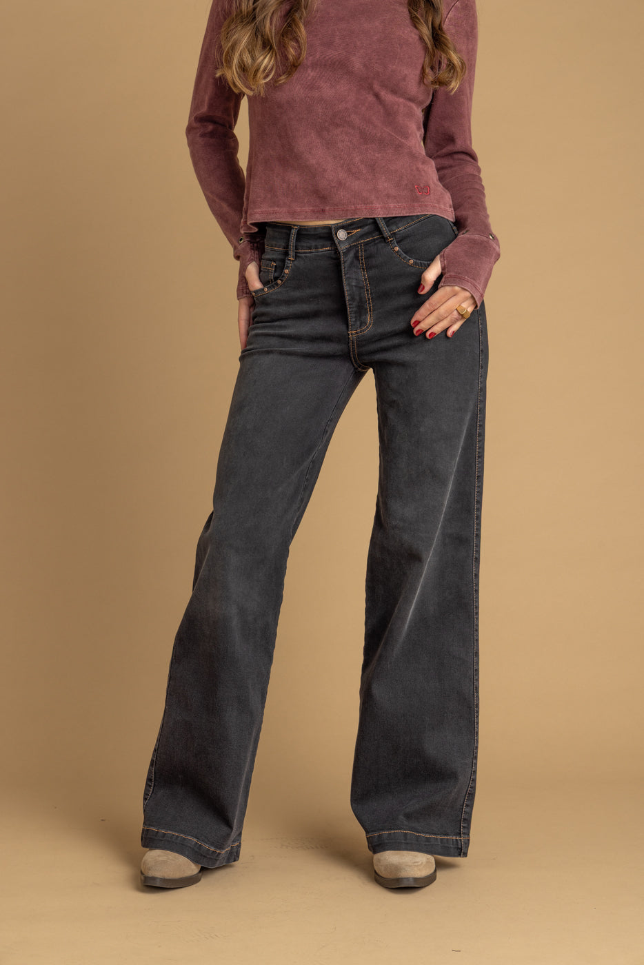 Jeans Aradia Wide Tachas Boca Bolsillo Negro Efesis