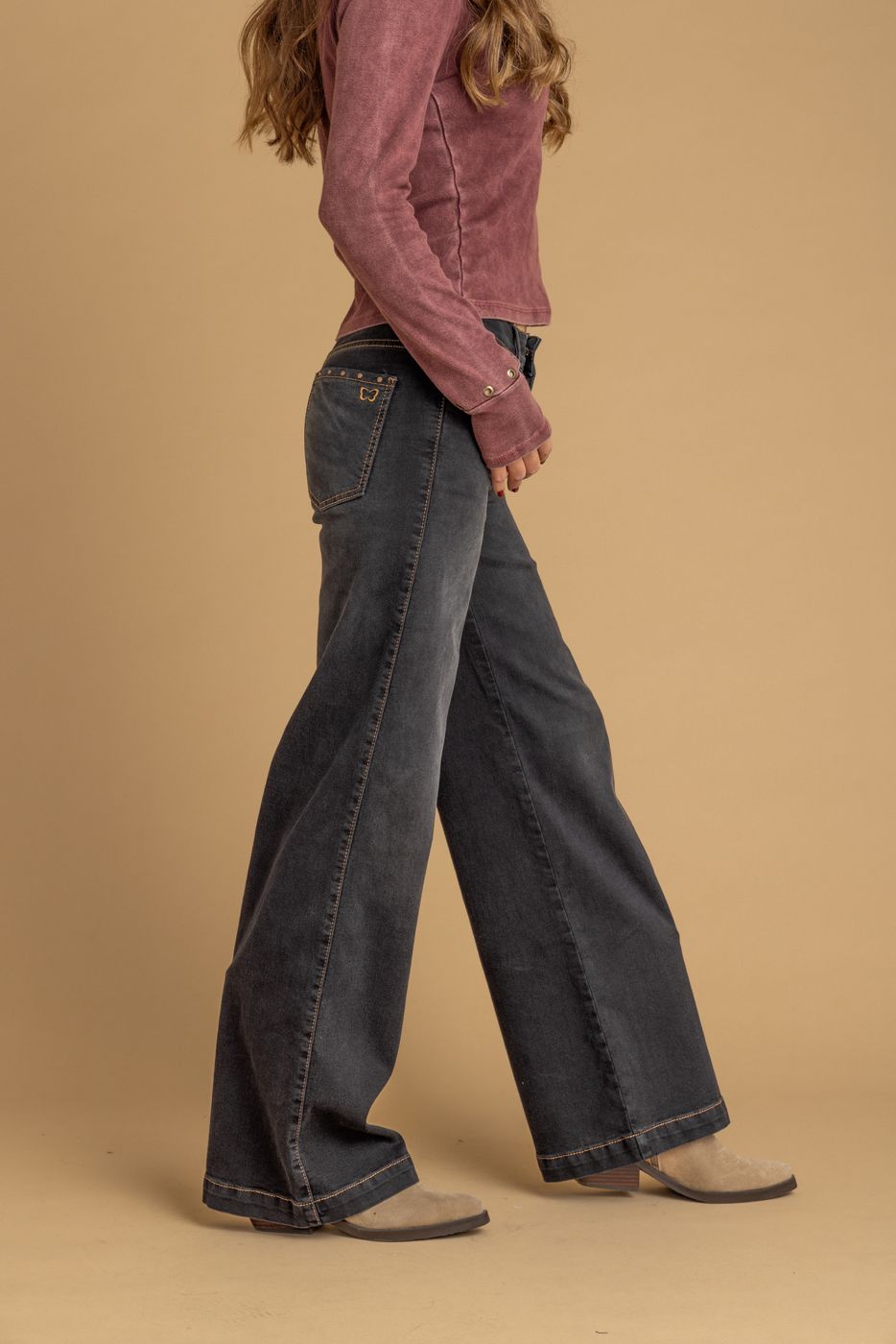 Jeans Aradia Wide Tachas Boca Bolsillo Negro Efesis