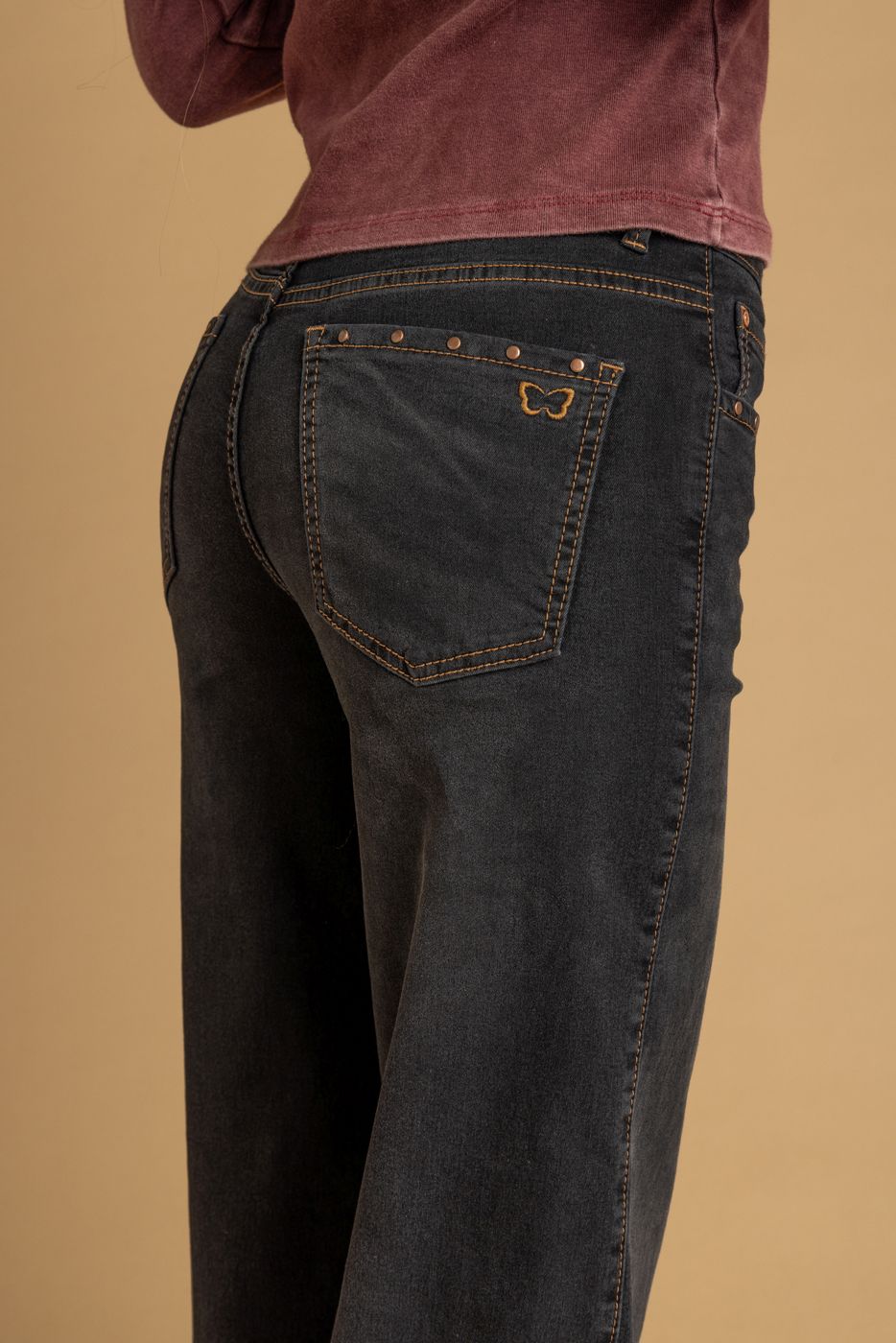 Jeans Aradia Wide Tachas Boca Bolsillo Negro Efesis