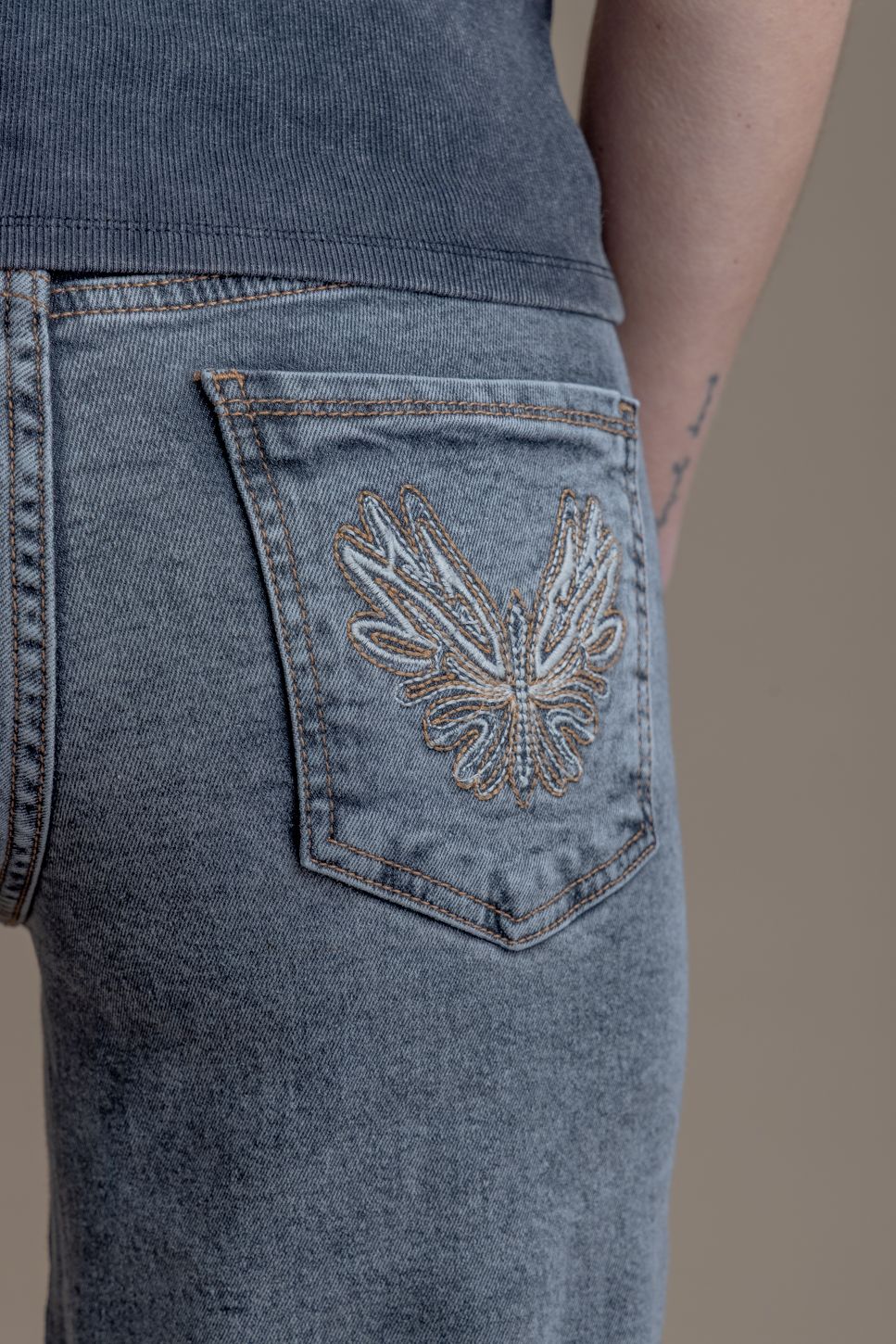 Jeans Angel Palazzo Bordado Alas Gris Efesis